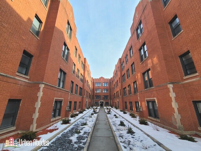 Building Photo - 3934 N Janssen Ave Unit M09B Rental