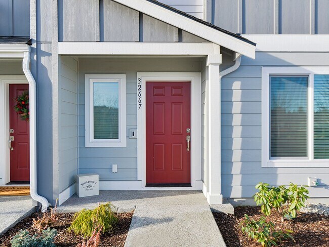Photo - Beautiful Townhouse - End Unit - Ten Trail...