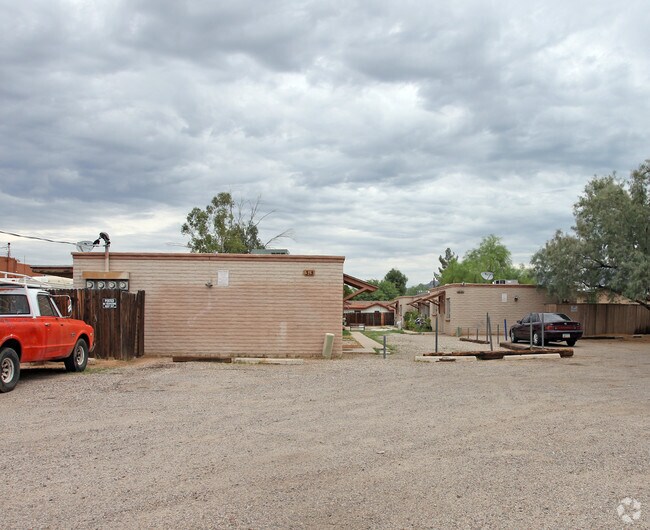 Photo - 315-319 E Blacklidge Dr