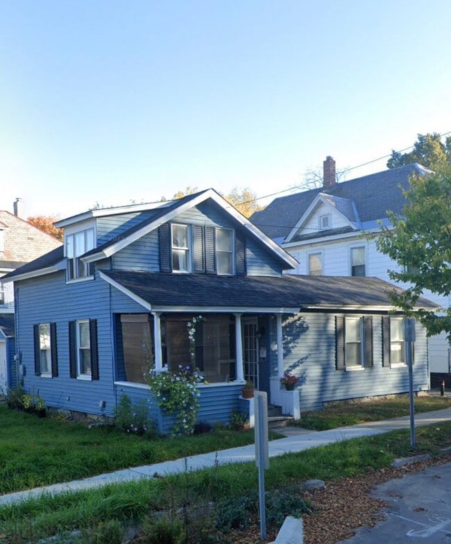 Building Photo - FOUR BEDROOM AVAILABLE - JUNE 1st, 2026 Rental