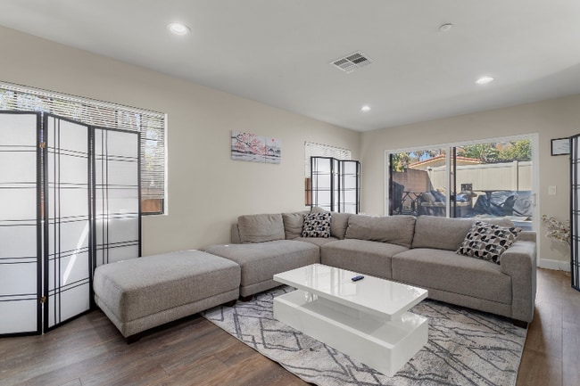 Photo - 1015 E Verdugo Ave