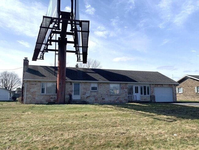 Building Photo - Move-in ready!! Bonus room that could easi...