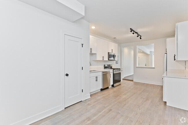 Building Photo - 2470 N Lincoln Ave Unit 2N Rental