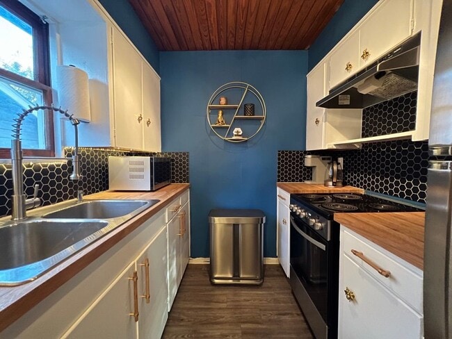 Photo - 211 Lessin Ln