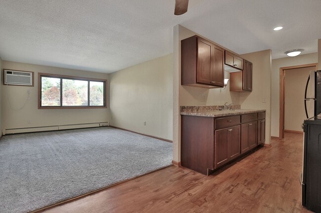 Photo - 6001-6023 E Viking Blvd