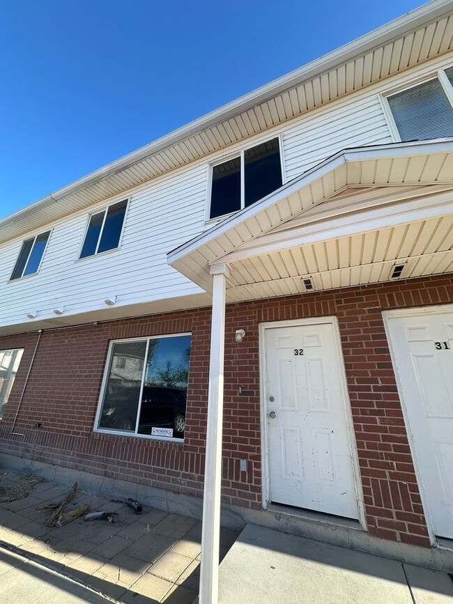 Building Photo - Milford Townhouse