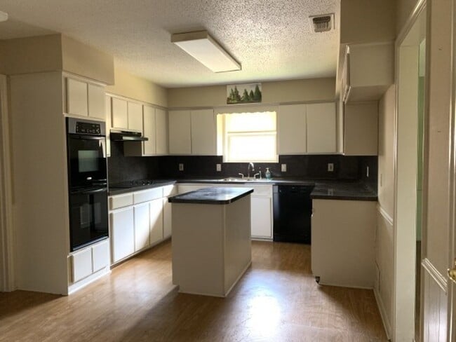 3/2.5/2 LISD FENCED YARD PET FRIENDLY - 3/2.5/2  LISD FENCED YARD PET FRIENDLY House
