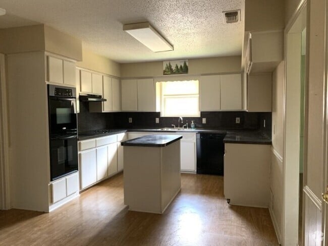 Building Photo - 3/2.5/2  LISD FENCED YARD PET FRIENDLY Rental