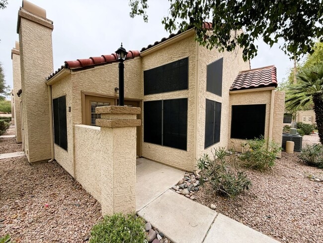 Building Photo - 1 bed Plus DEN/OFFICE w/closet (may be used for 2nd bedroom) 1 bath!