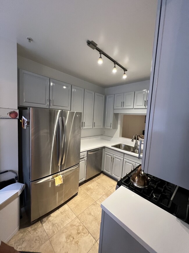 kitchen - 1721 Kingsgate Ct Unit kingsgate