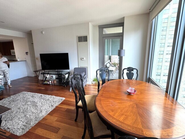 Photo - 160 E Illinois St Unidad 1805