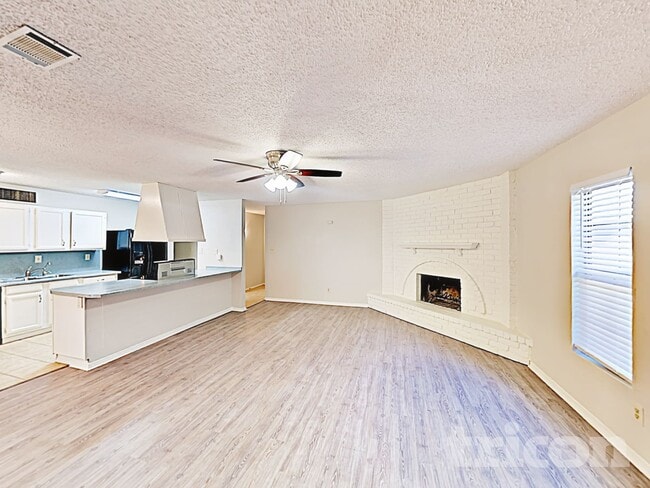 Photo - 7309 Hedge Dr