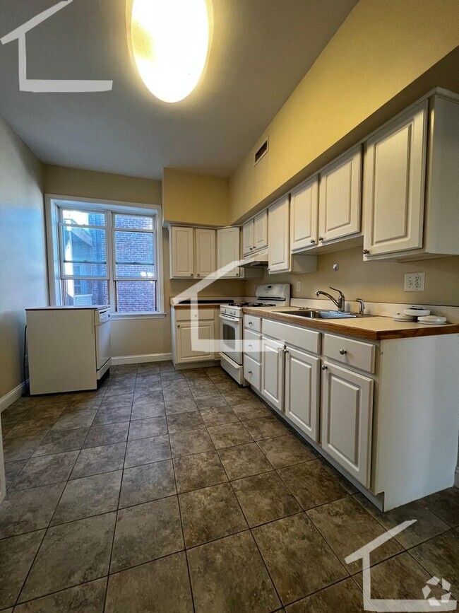 Building Photo - 9/1/25 Amazing South Campus 4BR/2BA w/balc... Rental