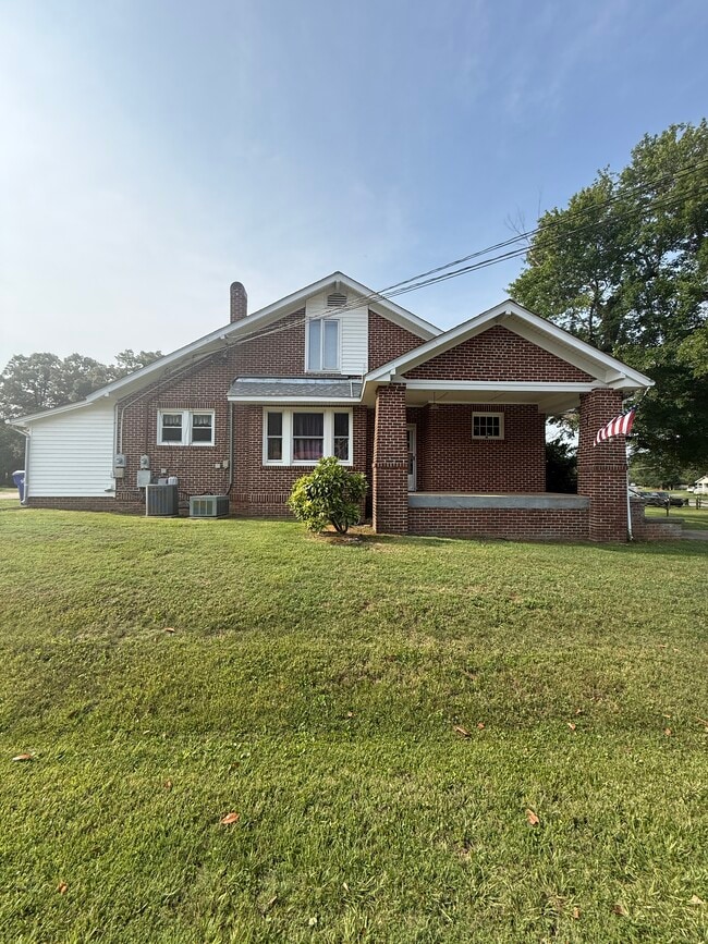 Building Photo - 839B Sanford Rd