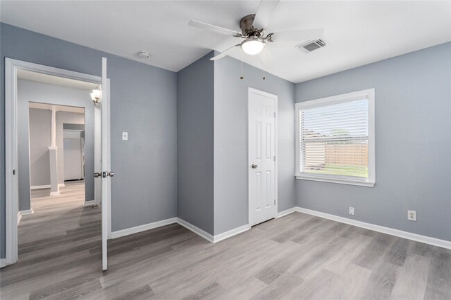 Photo - 5703 Minden St