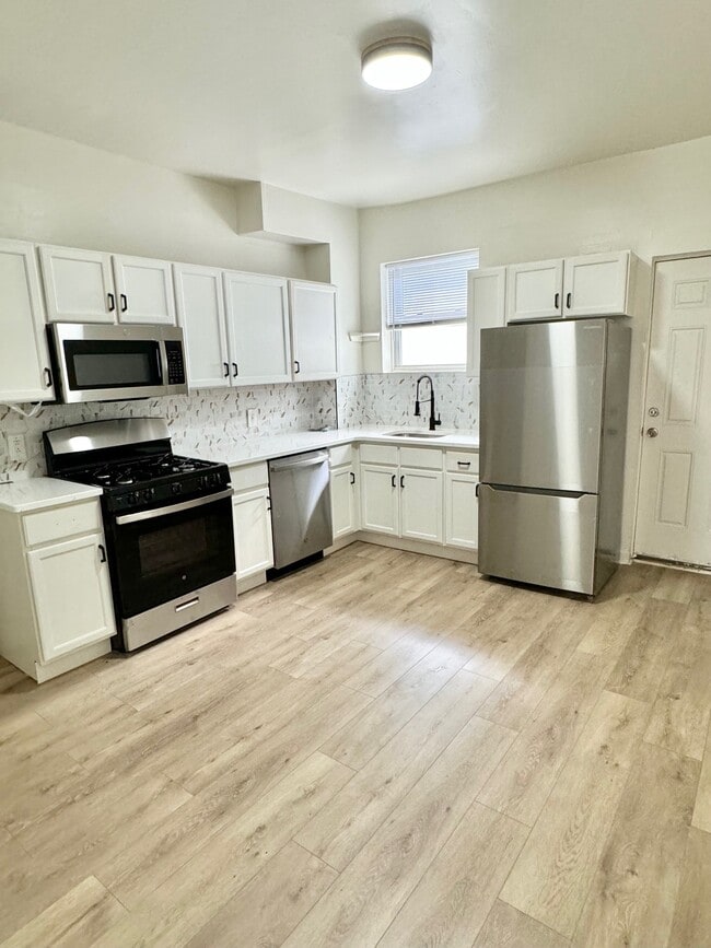 Photo - 2030 Waterloo St