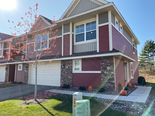 Building Photo - Available Oct 9 - Spacious End Unit 3 Bedr... Rental
