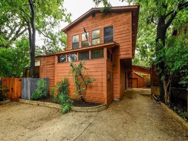 Photo - 800 Leonard St