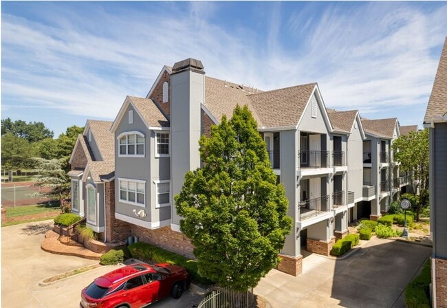 Building Photo - Beautiful 1 bed 1 bath with 1 car garage! Unit 21