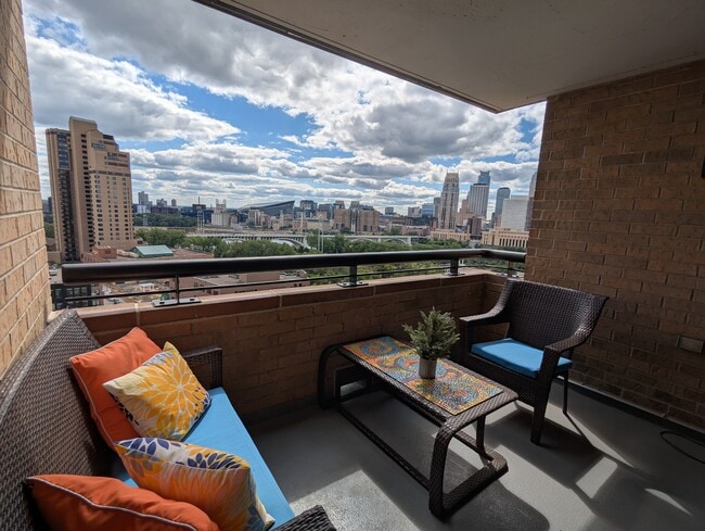 Building Photo - 110 1st Ave NE Unit Furnished Condo w parking