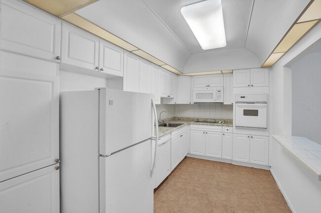 Photo - 19390 Collins Ave Apartment