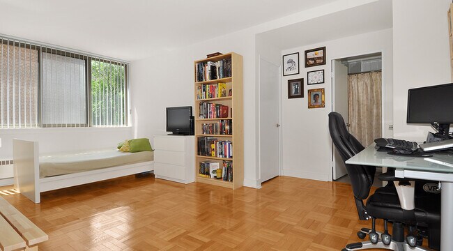 Building Photo - Skyliner Unit 00807