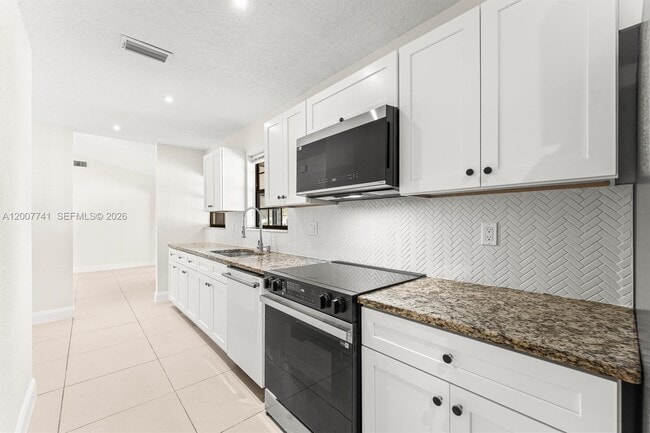 Photo - 18055 Sycamore Dr W