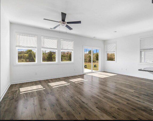 Photo - 1415 Darrowby Wy