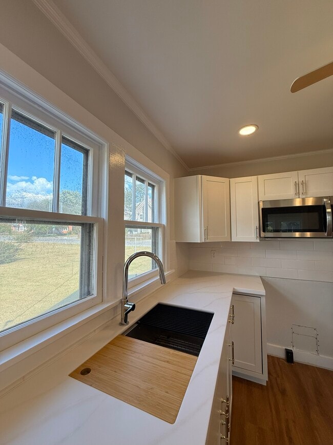 Building Photo - 205 44th Ave N