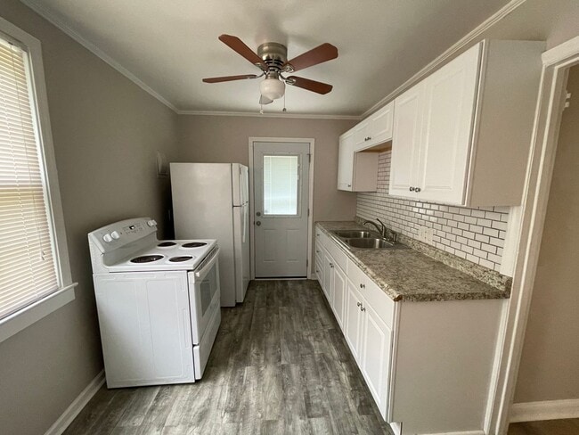 Photo - Gorgeous 2BR/1BA Duplex near Selwyn and Pa...