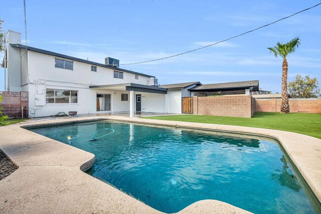 Photo - 6 Bedroom! 4 1/2 BATHS!  ASU! Diving Pool! Less than 1 mile to campus