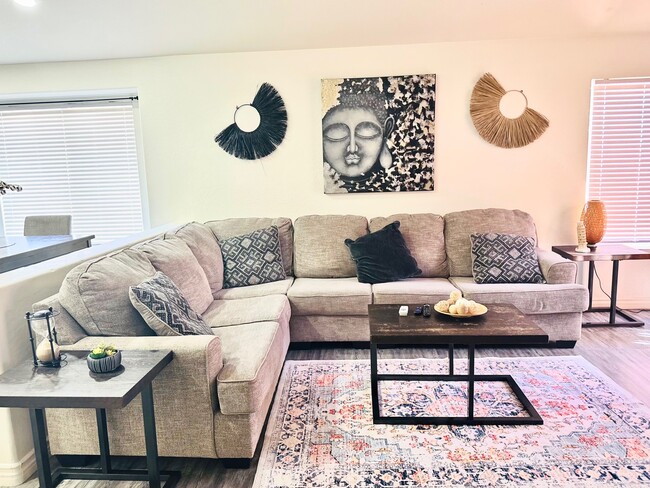 Building Photo - 2745 E Hartford Ave