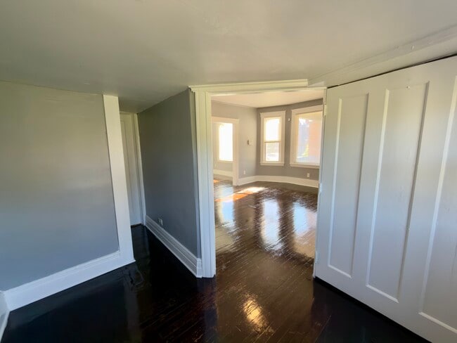 Photo - 557 Hague St