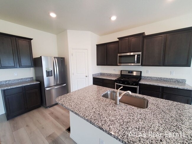 Photo - 885 Emerald Lakes St