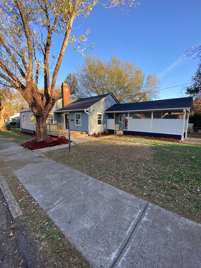 Photo - 1002 Melbourne Ave NE House