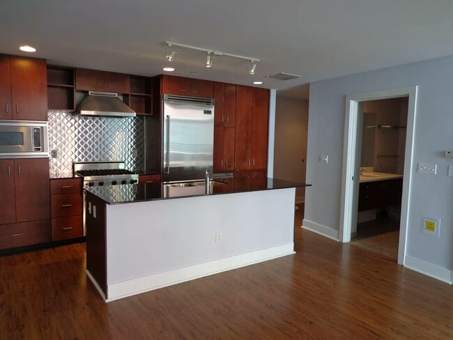 Building Photo - 1120 E Kennedy Blvd Unit Crimson