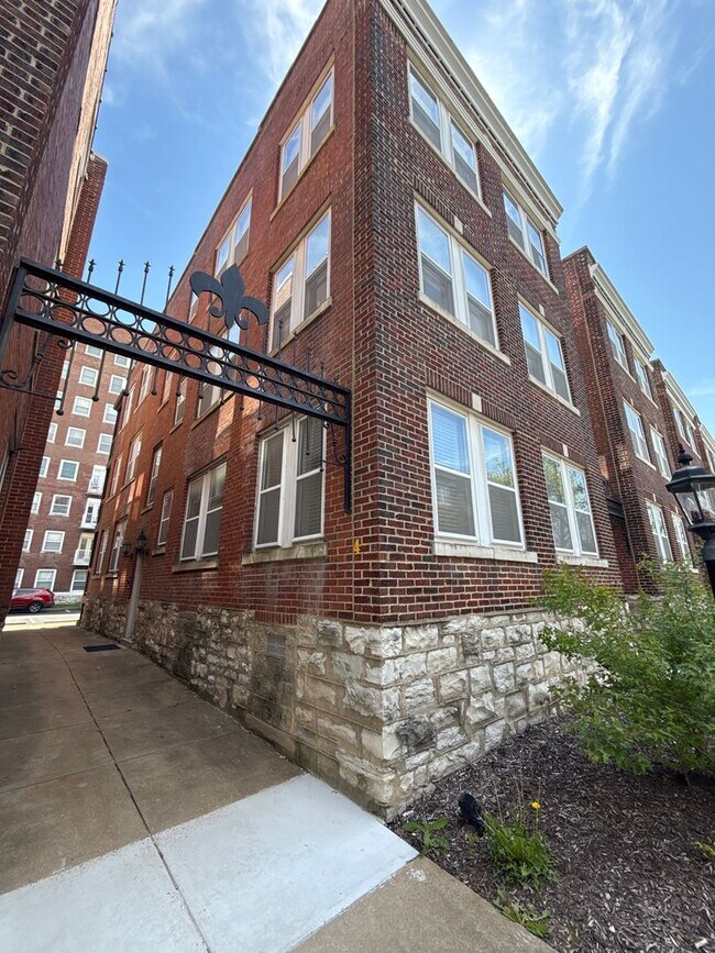 Building Photo - 5350 Pershing Ave