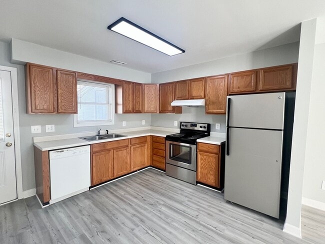 Building Photo - Two bedroom, one bath apartment in Burlington Unit 654