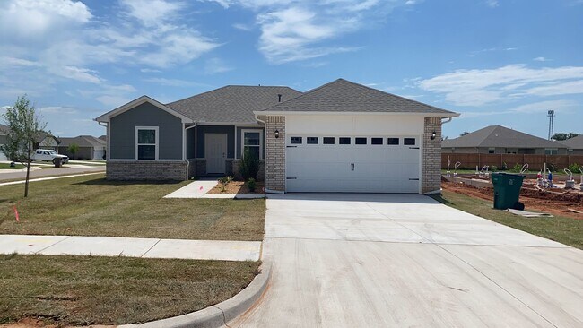 Photo - 3 Bedroom 2 Bathroom 2 Car Garage Home in ...