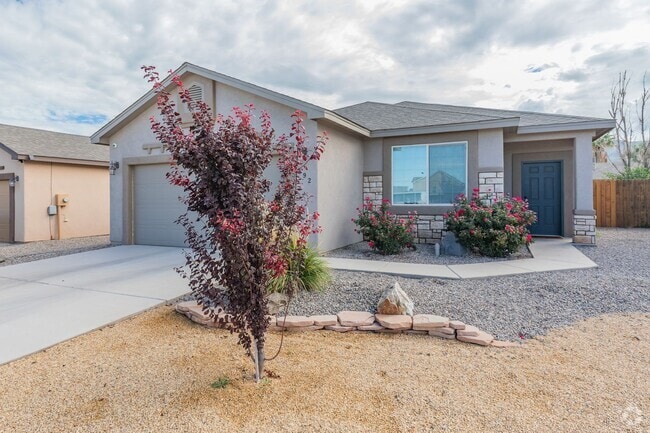 Building Photo - Beautiful 3 Bedroom/2 Bath Home