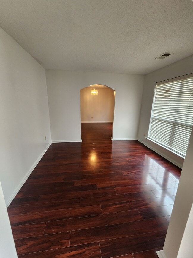 Photo - 908 Primrose Ln