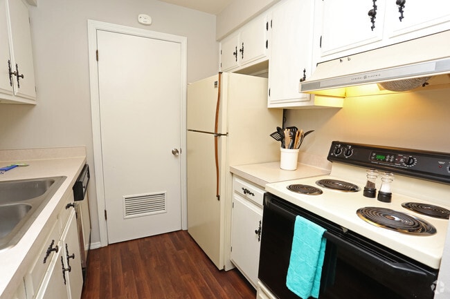 1BR, 1BA - 750 SF - Kitchen