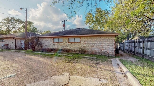 Building Photo - 204 Lynn Dr Unit D Rental