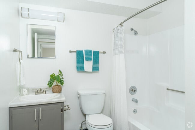2BR, 2BA - 1,066SF - Bathroom