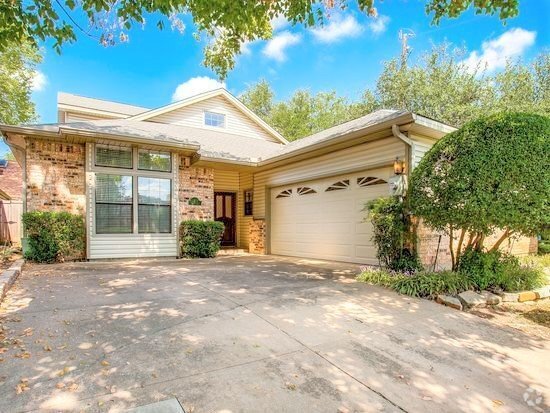 Building Photo - Updated unique floor plan in sought after ... Rental