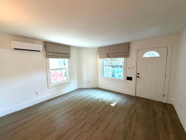 Photo - Tastefully remodeled Midtown Sacramento Apartment with Private Backyard Patio! Unidad 161418 #B