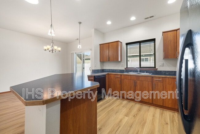 Photo - 555 Cherokee St