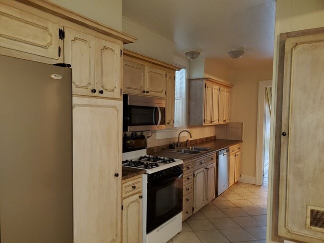 Photo - Charming 3 bedroom 4 blocks to the beach!