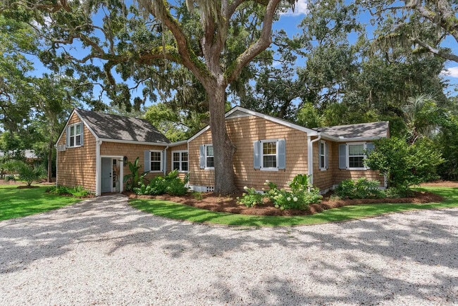 61 Maxwell Ave