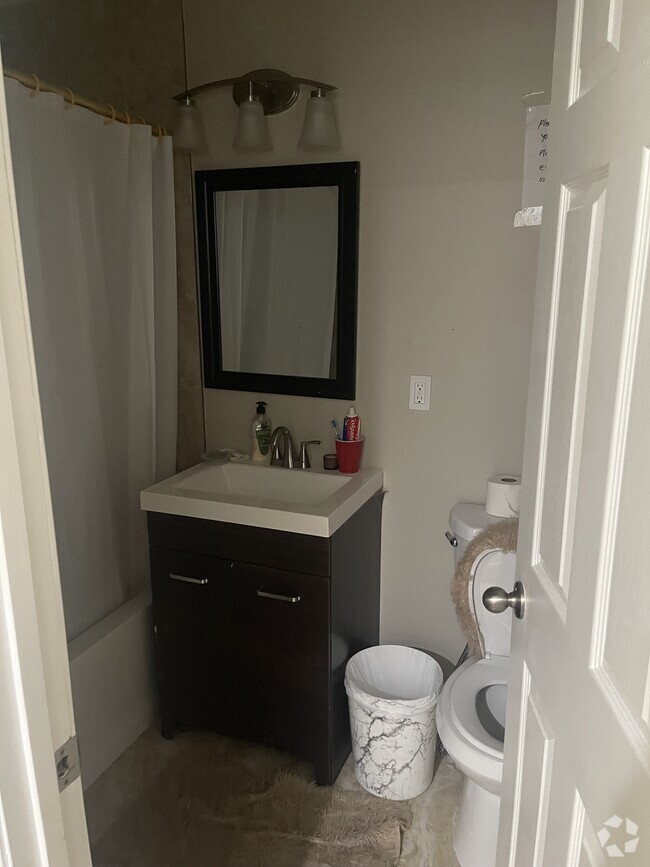Building Photo - 202 Bertina a Nick Way Unit Shared bathroom 1 Rental
